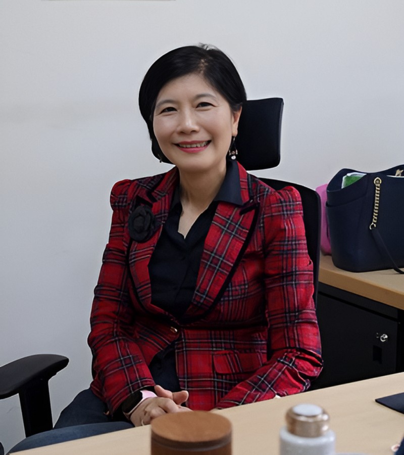 熱情打著招呼的侯永琪教授，在談及教育專業時，總露出溫暖自信的笑容。（攝影：廖嘉嘉）