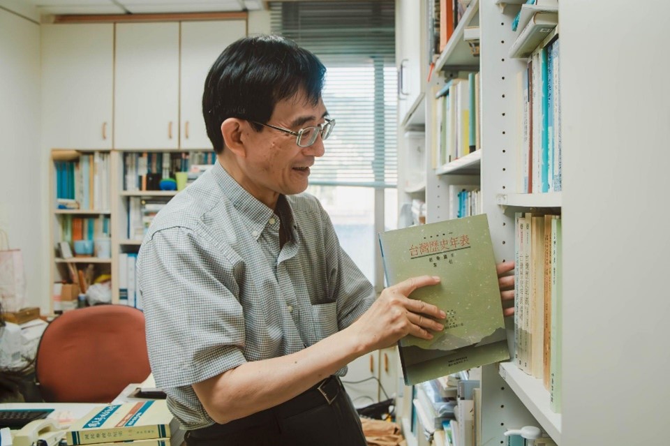 薛化元與其編纂的《台灣歷史年表》（攝影：許芷婕）