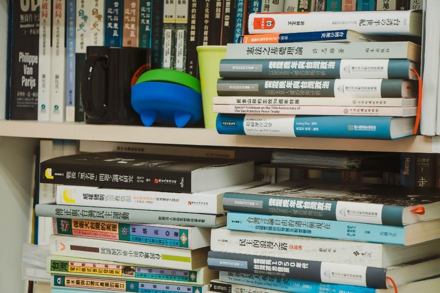 薛化元的研究室中放滿專書、參考書籍、自由中國雜誌等等，彷彿一所小型圖書館（攝影：許芷婕）