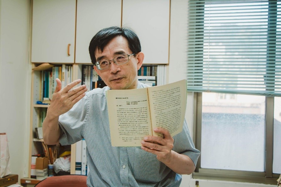 薛化元熱情分享過去撰寫的文章、娓娓道來自身故事（攝影：許芷婕）