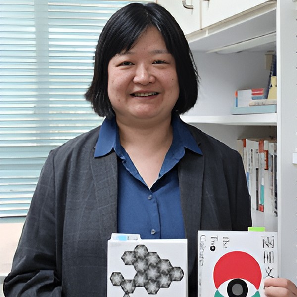 在眾多書籍中，鄭宇君選擇《兩種 文化》作介紹，表示認為自己現在的工作，便是作為人文社會跟科學科技跨領域溝通的橋樑（攝影：廖嘉嘉）