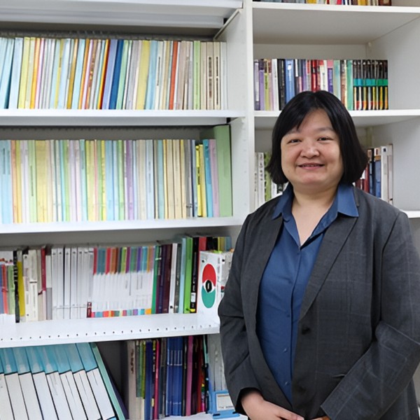 鄭宇君辦公室的落地書櫃，裝滿對各式領域研究的書籍，展現出其對不同專業知識的好奇與求知慾（攝影：廖嘉嘉）
