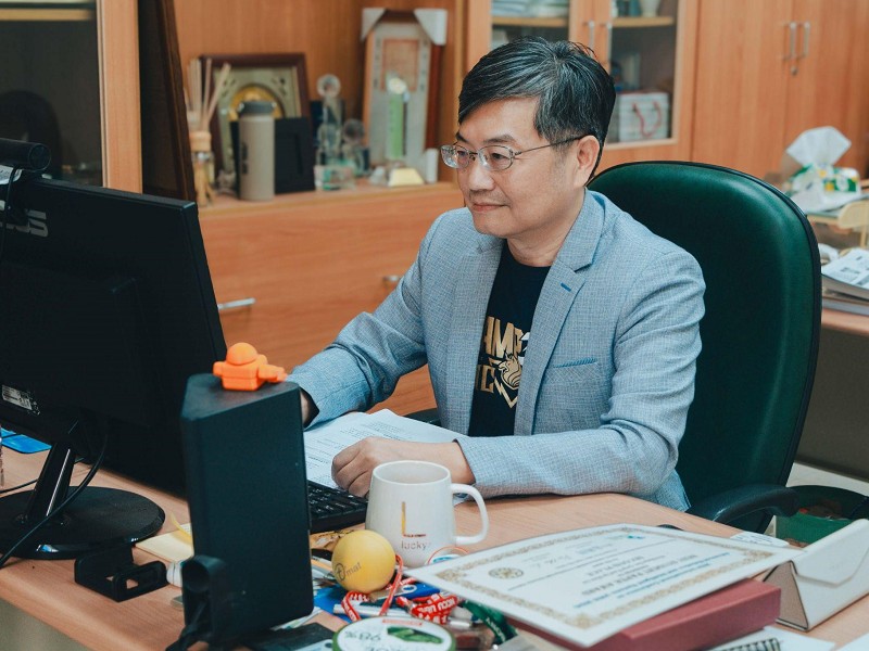 經歷基礎功能研發及防災功能聚焦，劉吉軒如今已展開無人機研究的第三件多年期計畫《強韌視覺自主群飛導航偵蒐之AI 無人機系統關鍵技術研發》（攝影：許芷婕）