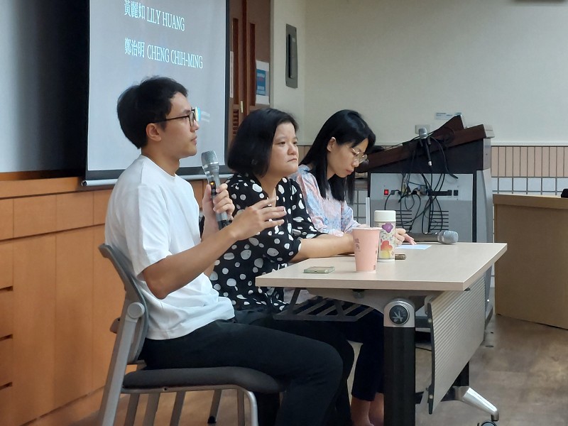 Director Cheng Chi-Ming (left1) shared filming techniques and practical experiences in response to the students' questions, while Prof. Ou Tzu-Chi (right 1) took notes and translated.（Photo by International College of Innovation）