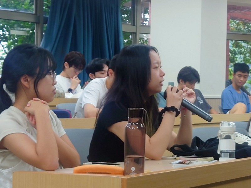The participants actively spoke up and attentively listened to others' questions and the director's remarks.（Photo by International College of Innovation）