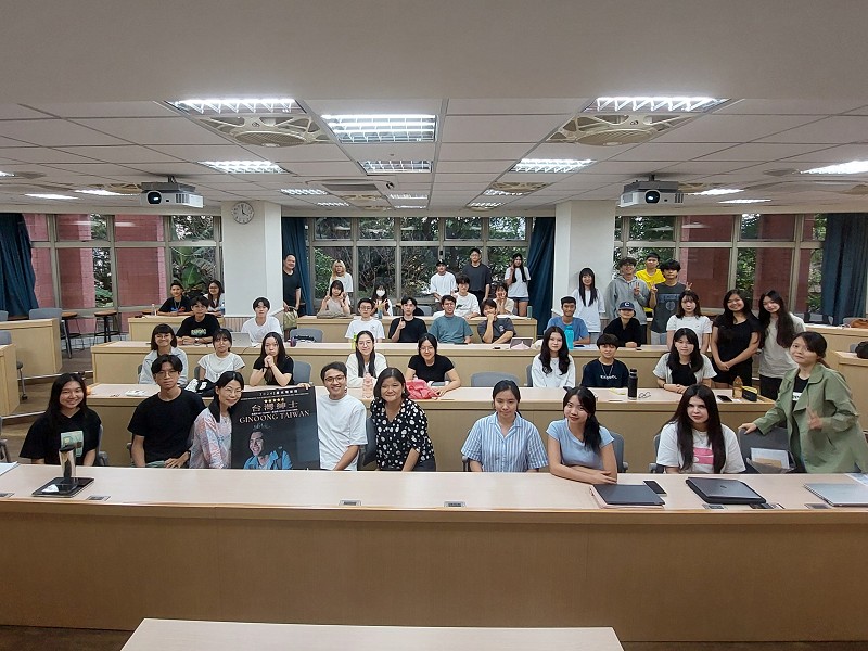 After the exciting film screening and enthusiastic Q&A session, everyone posed for a group photo with joyful spirits.（Photo by International College of Innovation）