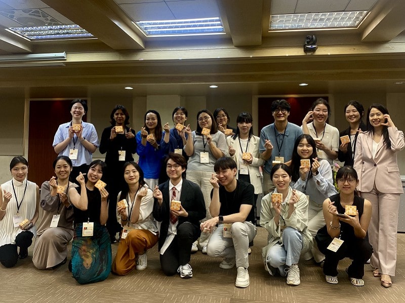 Director of IMICS Dr. Jih-Hsuan Tammy Lin expressed her gratitude for all the student presenters with Taiwan’s well-known pineapple cake souvenir and posed for a photo together.(Photo by IMICS)