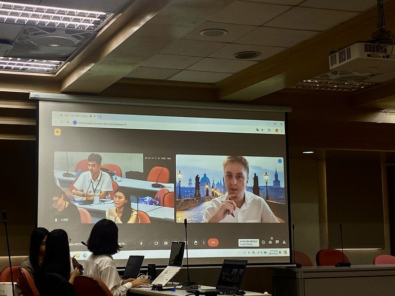 Participants actively proposed questions on video game research approaches and extended the discussion with Ondřej Zeman (NCCU).(Photo by IMICS)